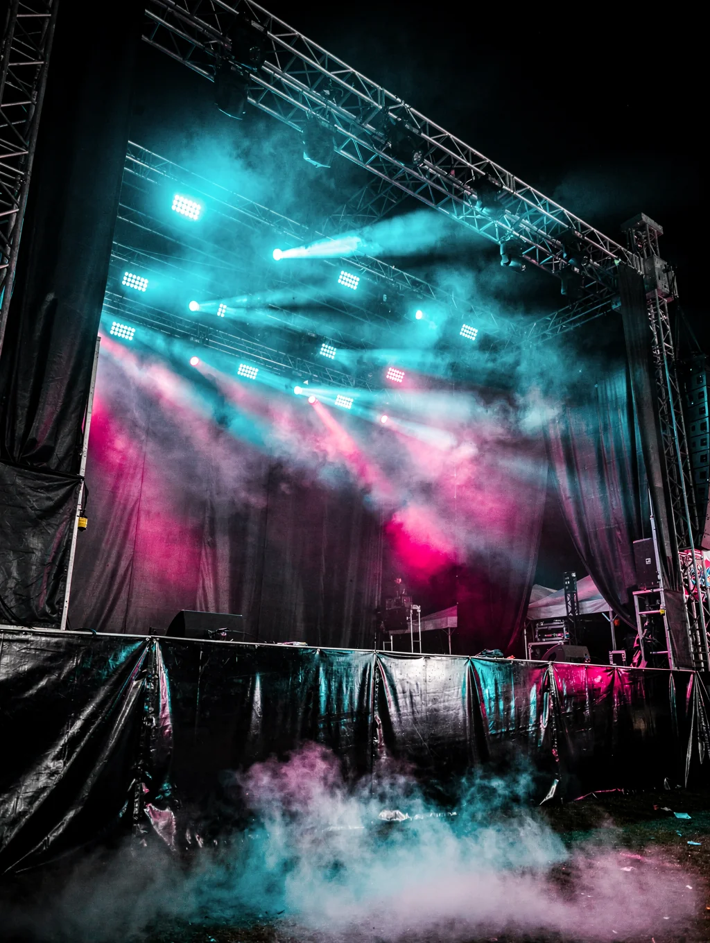 Producción de concierto en vivo RMV77 con luces y escenario dinámico